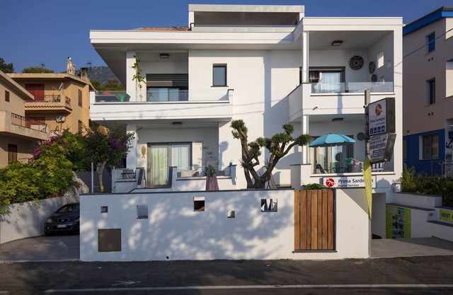 Bright and spacious sea view apartment with balcony and wi-fi 10mt from beach