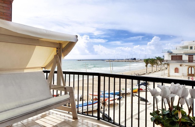 Bright apartment overlooking the beach and direct access to the sea
