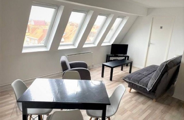 Bright Apartment 300m Beach with Book Box