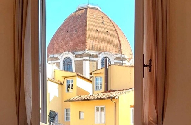 Bright Apartment a few steps from Duomo and Train Station. Wifi, A/C, W&D