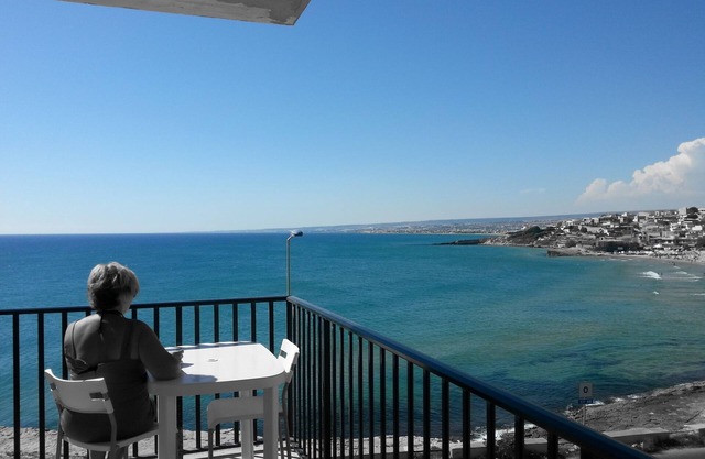 Bright apartment by the sea in Cava d'Aliga