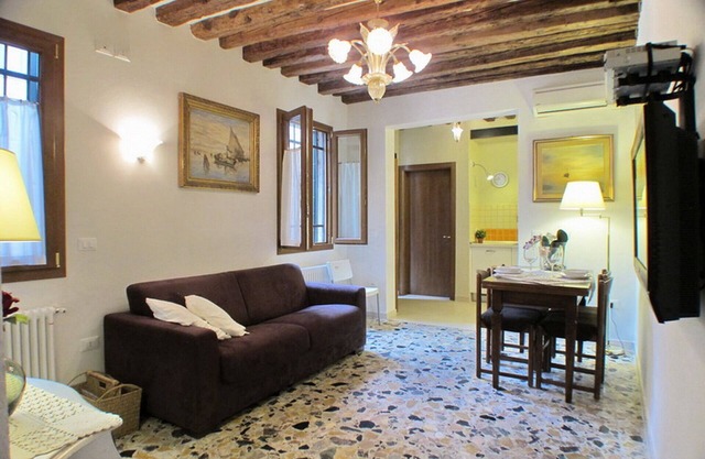 Bright apartment in Venice center, Dorsoduro district, Free Wifi and A/C