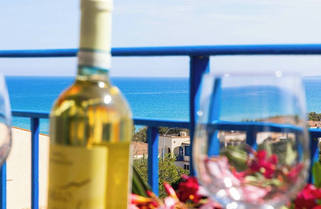 Bright apartment with sea view 200 meters from the beach wi fi car rental