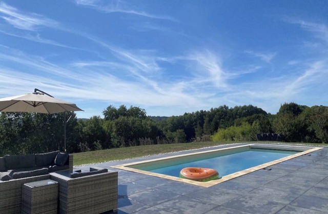 Bright architect-designed house-private saltwater pool-wonderful unobstructed view