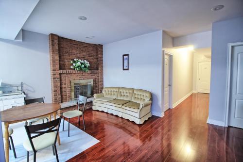 Bright Basement & Private Bathroom, free Parking
