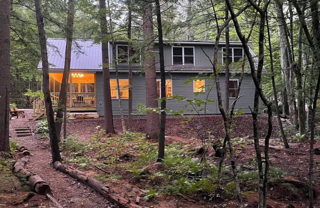 Bright beautiful clean 3br/2ba Lake House by Norway hiking, skiing & restaurants