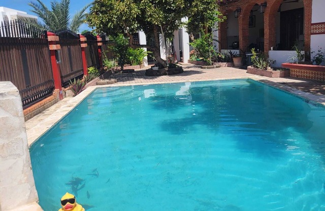 Bright, big, pool, 5 min 2 beach