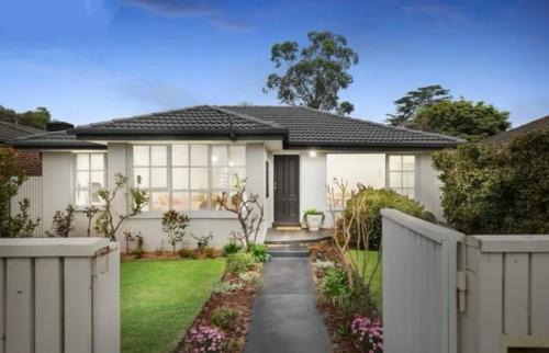 Bright & Breezy Stay by the sea