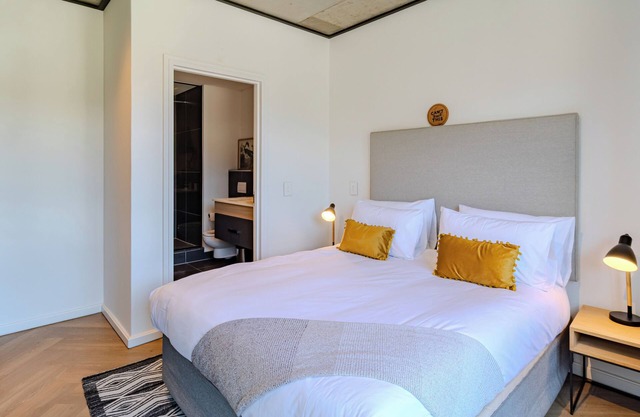 Bright & Calm Century City Base, Balcony Views,luxury 2 bed, work and play