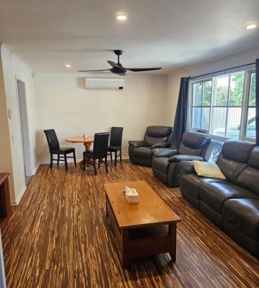 Bright, central and private home in Frankston