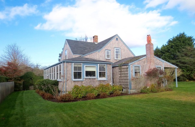 Bright cheery year-around house and cottage with quiet, private garden!