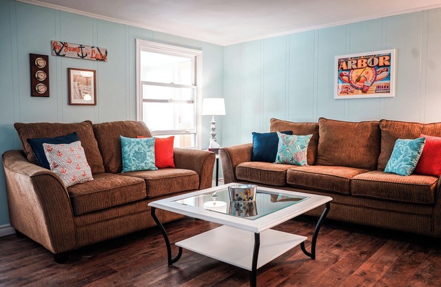 Bright, clean, central to downtown Dover. Short walk to shops, pier and beach.