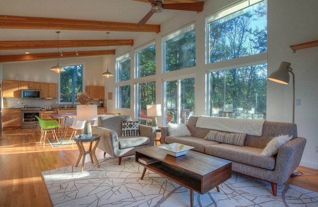 Bright, Contemporary, Private, Walk to Shops, Cafe and Beaches