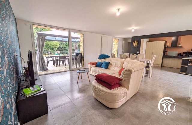 Bright cottage with heated pool and PMR access, near Laval