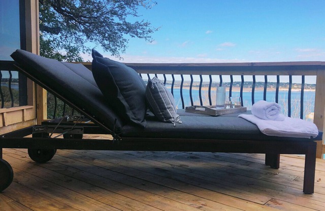 Bright Cove Bungalow- Charming & Luxe Waterfront home located on Lake Travis