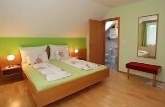 Bright, cozy double room "Weinbergblick" with balcony