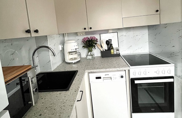 Bright & Cozy, Renovated Studio in the Center