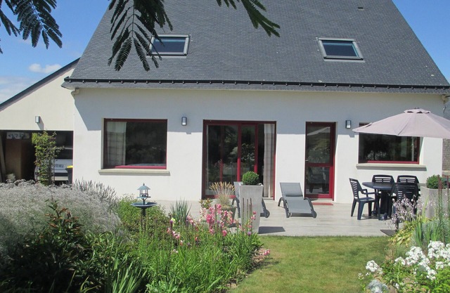 Bright detached house with landscaped garden sleeps 2 to 6, wifi access
