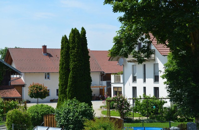 Bright, friendly apartment with private garden, right on the Danube cycle path