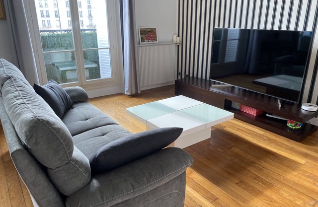 Bright Haussmann apartment near Nation