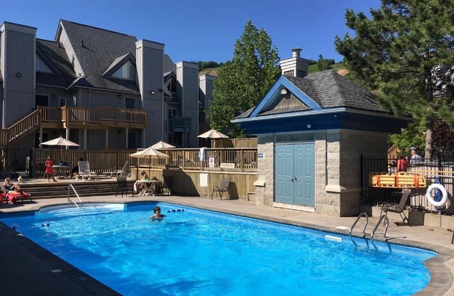 Bright Hillside Studio Condo w/Mountain View, Full Kitchen & Private Patio