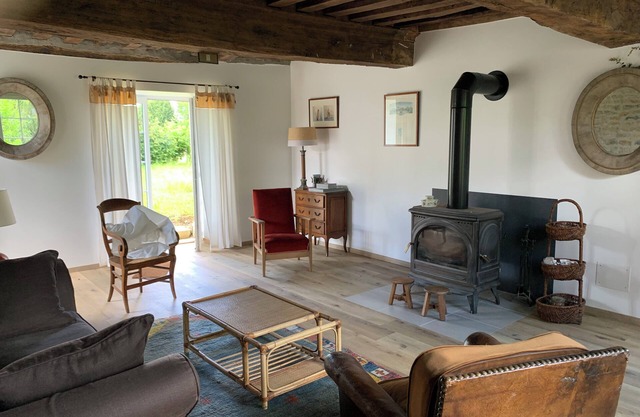 Bright house with garden, fully renovated, in the heart of a Nièvre village