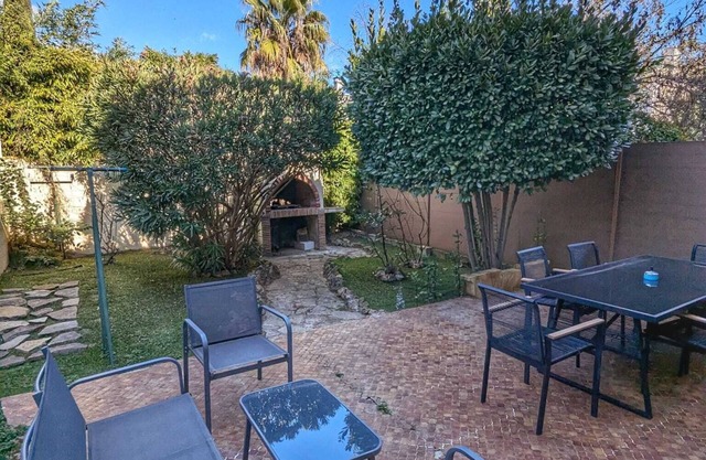 Bright house with BBQ area close to town center and 15 minutes from the beach