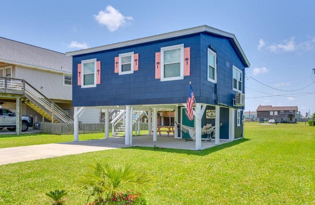Bright Jamaica Beach Getaway Less Than 1 Mi to Shore!