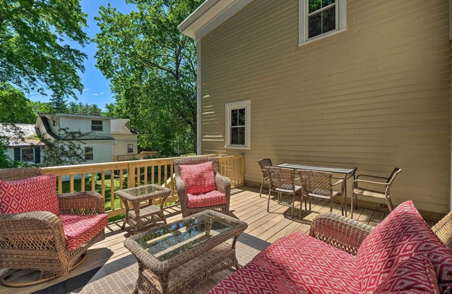 Bright Lake Winnipesaukee Home - Walk to Town