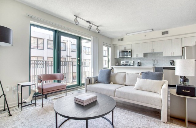 Bright Logan Circle 1BR w/Gym, W/D & Pool, walk to bars, by Blueground