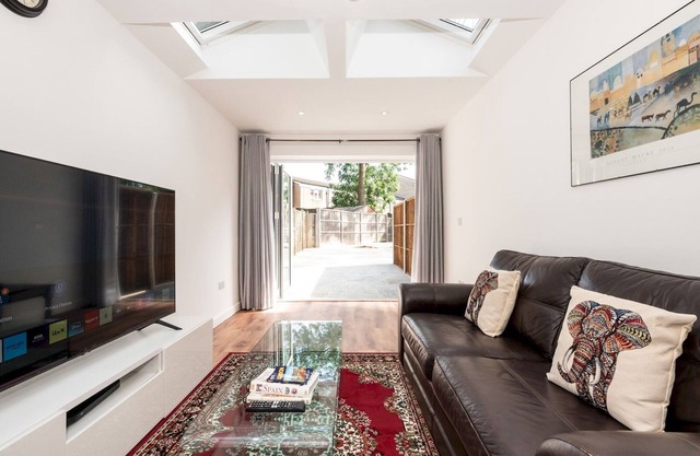 Bright & Modern 3BR - 5 Mins to Tube, Free Parking | Pass The Keys