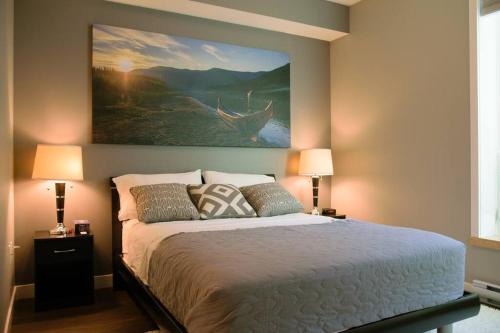 Bright Modern Stylish Condo in heart of Downtown (Center)