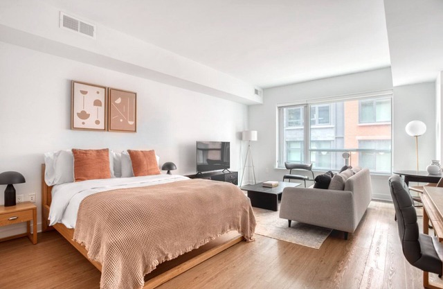 Bright Mount Vernon Studio w/Pool, W/D & Gym, near Metro, by Blueground