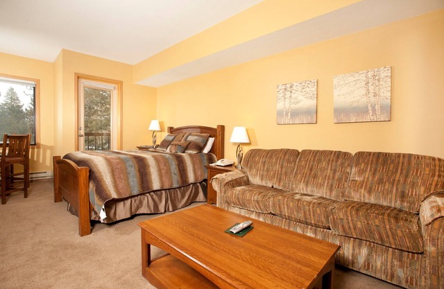 Bright Mountain Condo for 4 with Full Kitchen