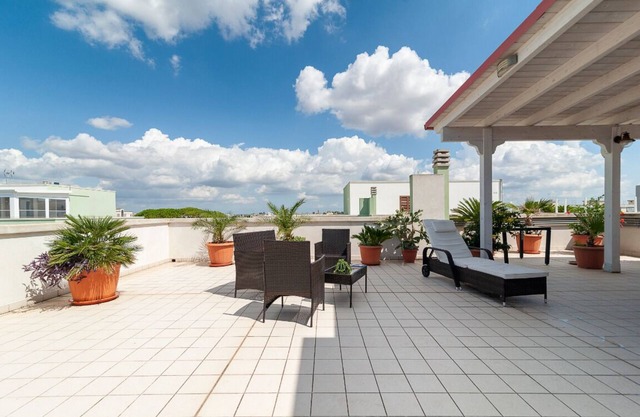 Bright penthouse with large furnished terrace