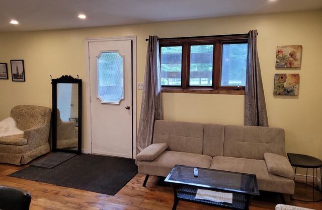 Bright Private Studio: Near Downtown Core