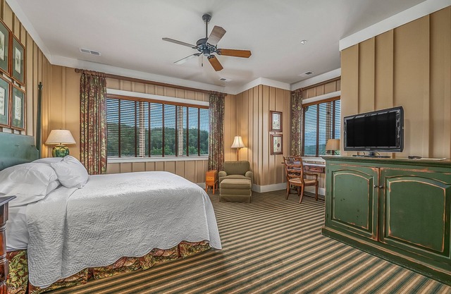 Bright's Creek Lodge - King Room- Near Tryon and TIEC & Hendersonville