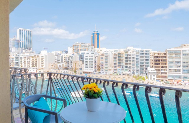 Bright Seaview Apartment close to Spinola Bay
