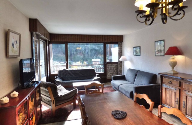 Bright ski apartment for 6 - Large balcony, village center