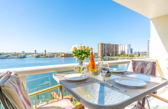 Bright & Spacious Condo with Breathtaking Bay Views + WiFi