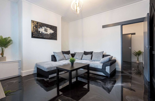 Bright & Spacious 2 Bedroom Home in St Helens