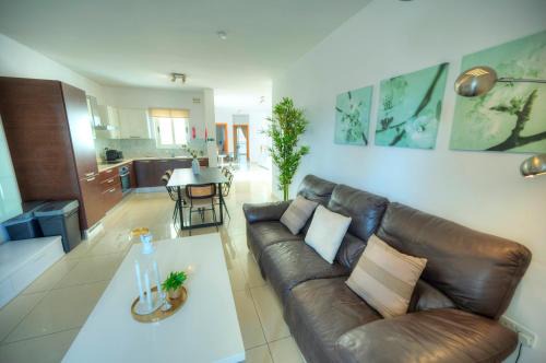 Bright & spacious 3 bedroom, shared garden JELL1-1