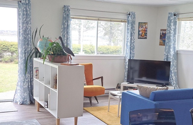 Bright, Spacious Beachwalk Cottage: Ocean view, 5 minutes to sandy beaches