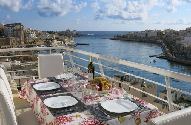 Bright spacious penthouse - beautiful sea views