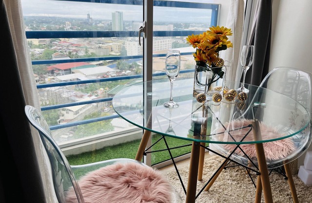 Bright Studio Sleeps 3 with Parking and City view