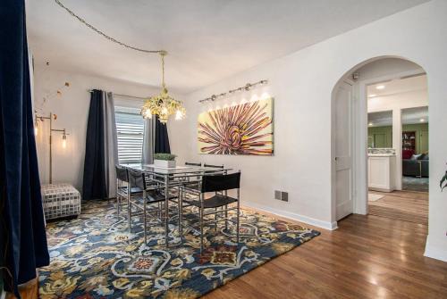 Bright & Stylish 4BR Spot - Close to Downtown Fun