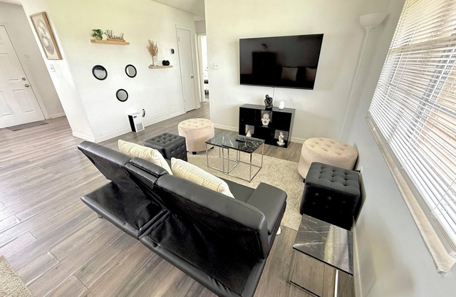 Bright Stylish Retreat Close to Disney Parks & Univesal