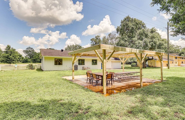 Bright Wallis Cottage w/Pergola & Grill!