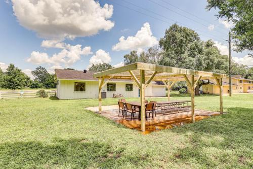 Bright Wallis Cottage with Pergola and Grill!