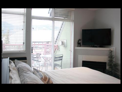 Bright Whistler Village Getaway w/pool & hot tub
